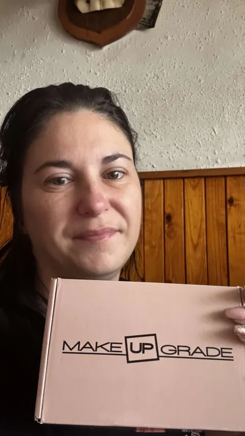 Unboxing на козметични продукти за устни. (2)