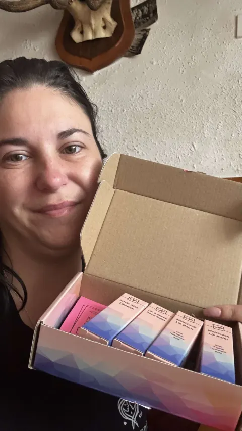 Unboxing на козметични продукти за устни.